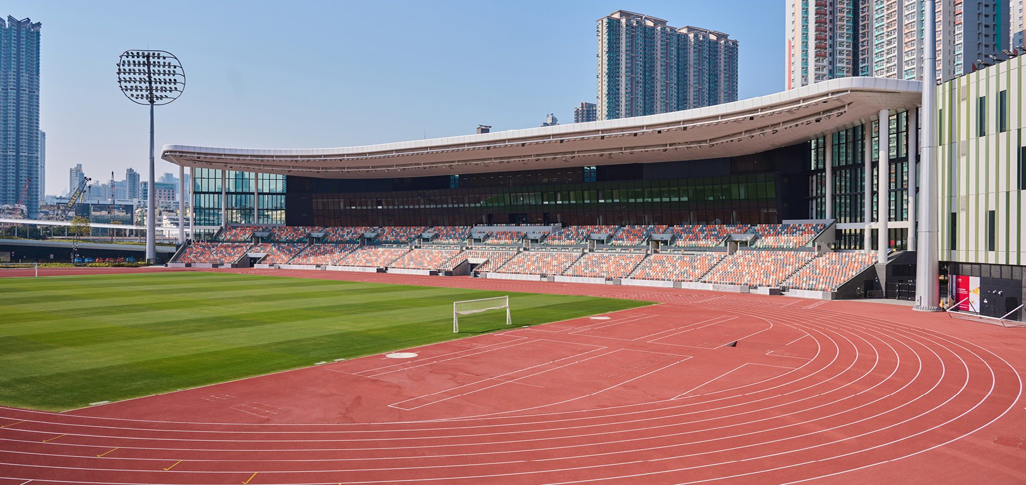 里夫斯成湖人队史第七位单场至少40+10助的球员